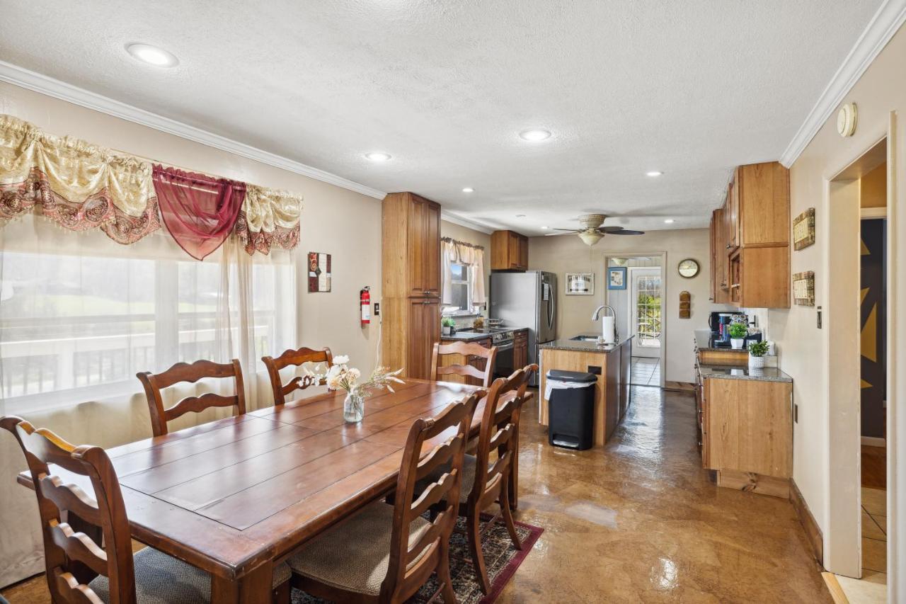 Mid-Century Vintage Brick Ranch Upstairs Guesthouse Sevierville Exteriör bild