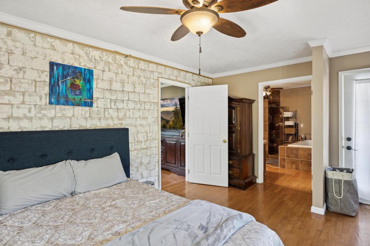 Mid-Century Vintage Brick Ranch Upstairs Guesthouse Sevierville Exteriör bild