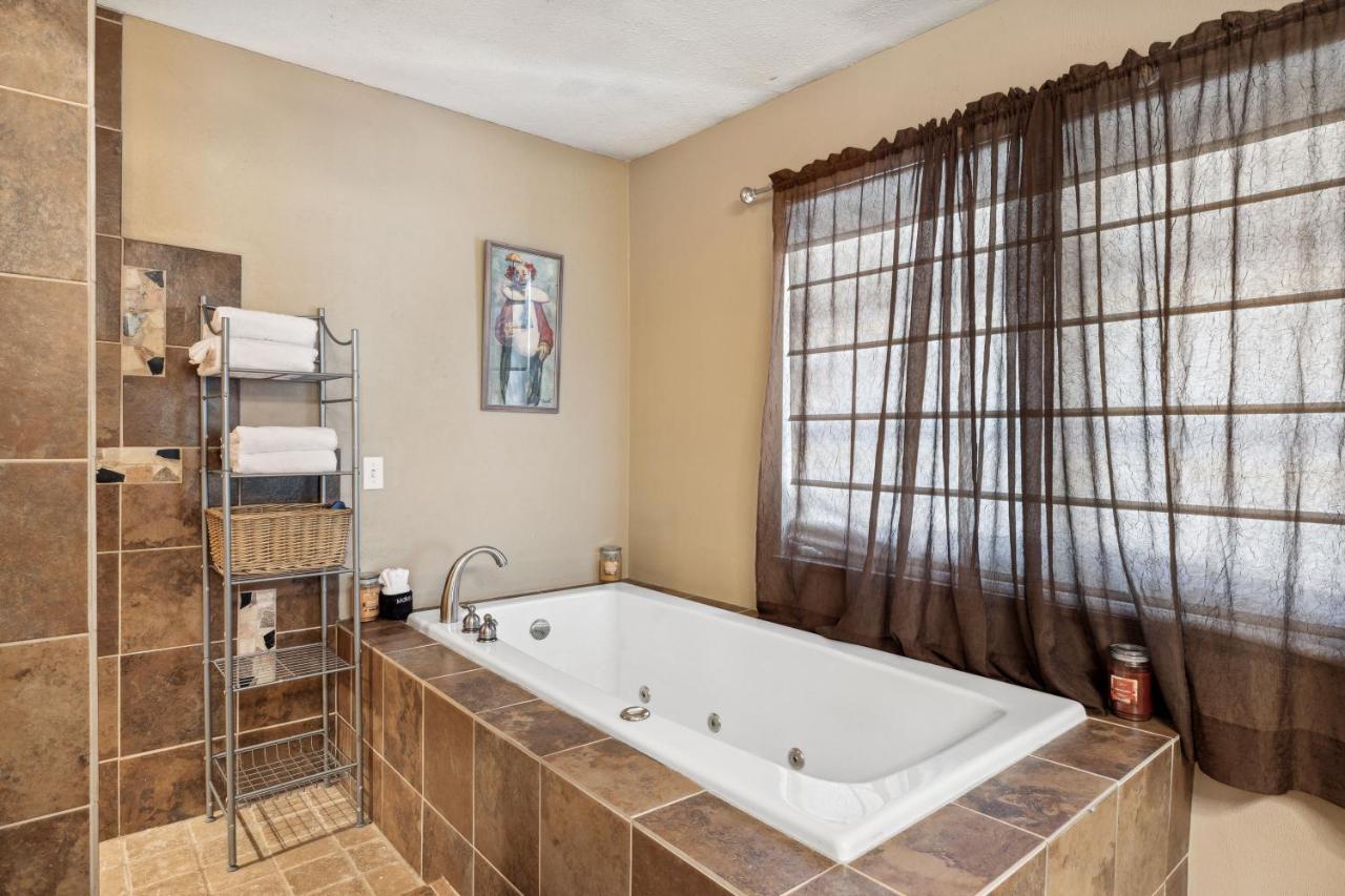Mid-Century Vintage Brick Ranch Upstairs Guesthouse Sevierville Exteriör bild