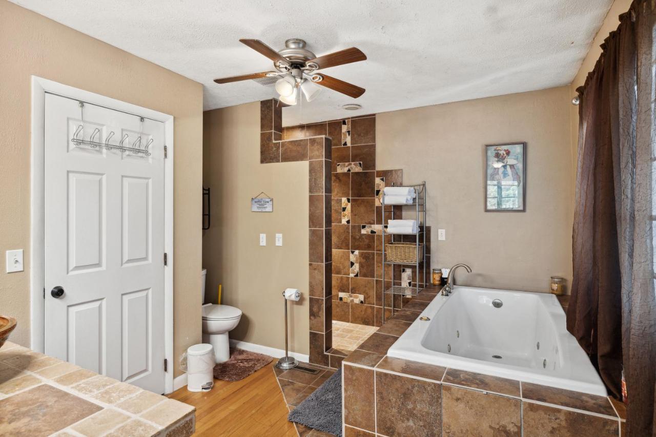 Mid-Century Vintage Brick Ranch Upstairs Guesthouse Sevierville Exteriör bild